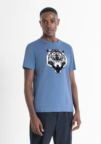 Oferta de Camiseta Regular Fit De Jersey De Algodón Azul Con Estampado De Tigre por 49€ en Antony Morato