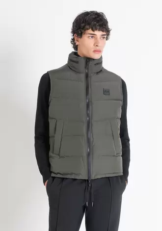 Oferta de Plumífero Sin Mangas Regular Fit Verde Con Relleno Sintético Dupont Sorona por 149€ en Antony Morato