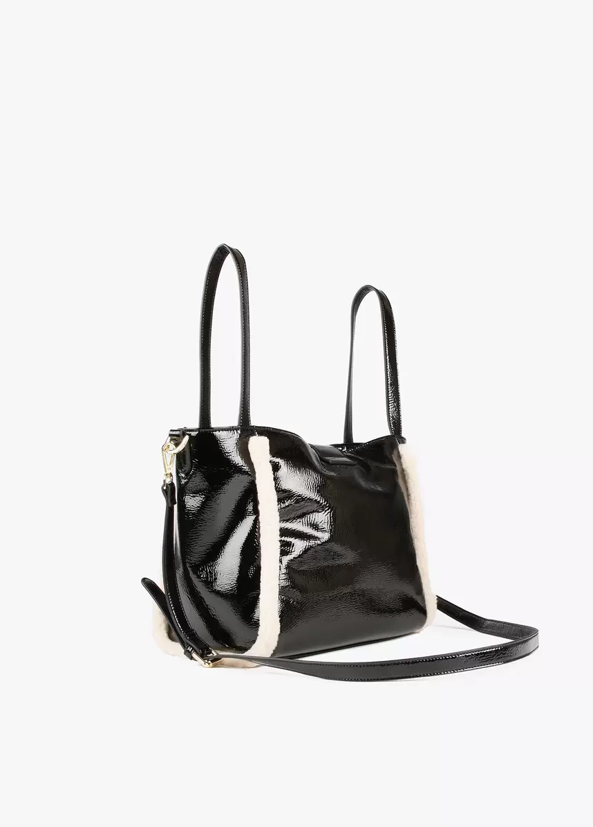 Oferta de Bolso efecto piel brillante por 119€ en Lola Casademunt