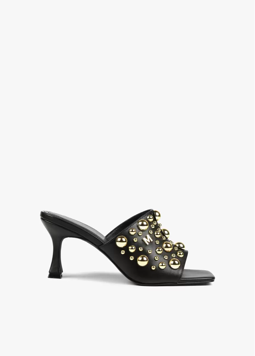 Oferta de Zapato de tacón con detalles dorados por 139€ en Lola Casademunt