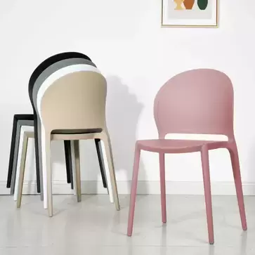 Oferta de SILLA APILABLE ROSA PALO HARLEM por 35€ en Lúzete