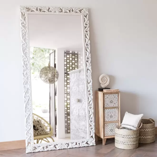 Oferta de Grand miroir rectangulaire en bois de manguier sculpté blanc 90x180 por 209€ en Maisons du Monde