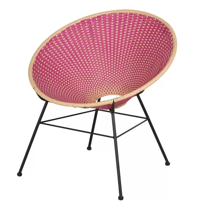 Oferta de Fauteuil de jardin en acier noir et résine recyclée tressée rose et beige por 99,99€ en Maisons du Monde