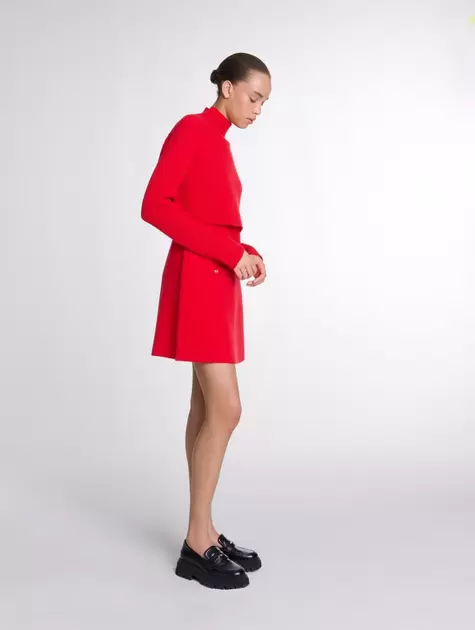 Oferta de Vestido corto 2-en-1 de punto por 255€ en Maje