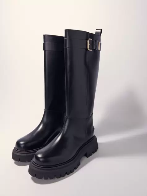 Oferta de Botas de cuero con hebilla por 364€ en Maje