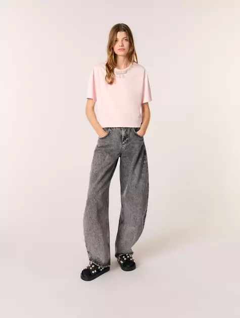 Oferta de Camiseta corta con cuello joya por 108€ en Maje