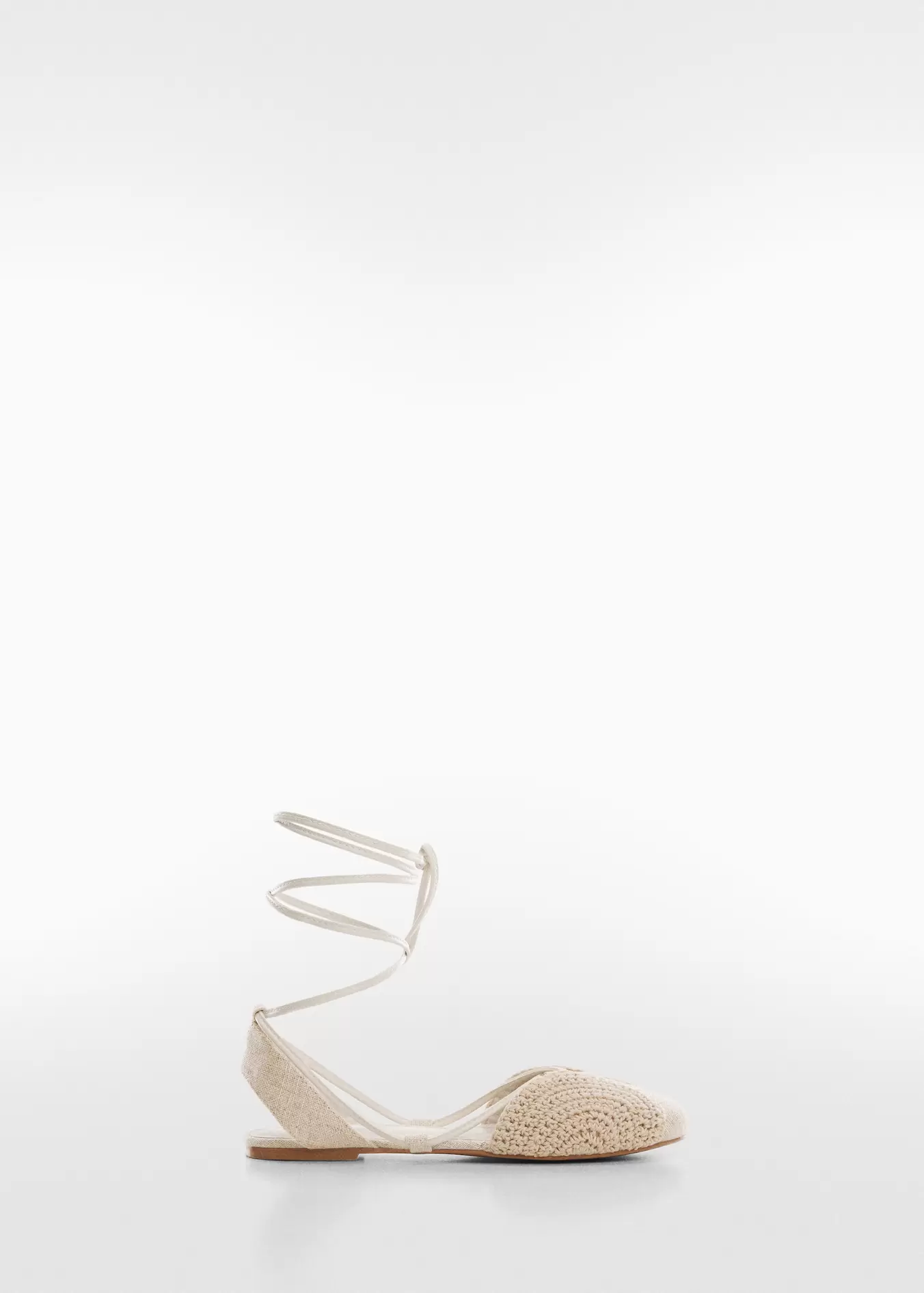 Oferta de Zapato plano tiras por 19,99€ en MANGO