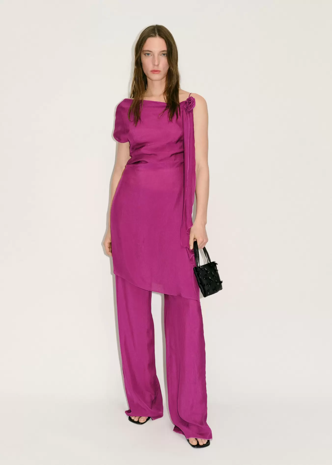 Oferta de Pantalón recto satinado por 39,99€ en MANGO