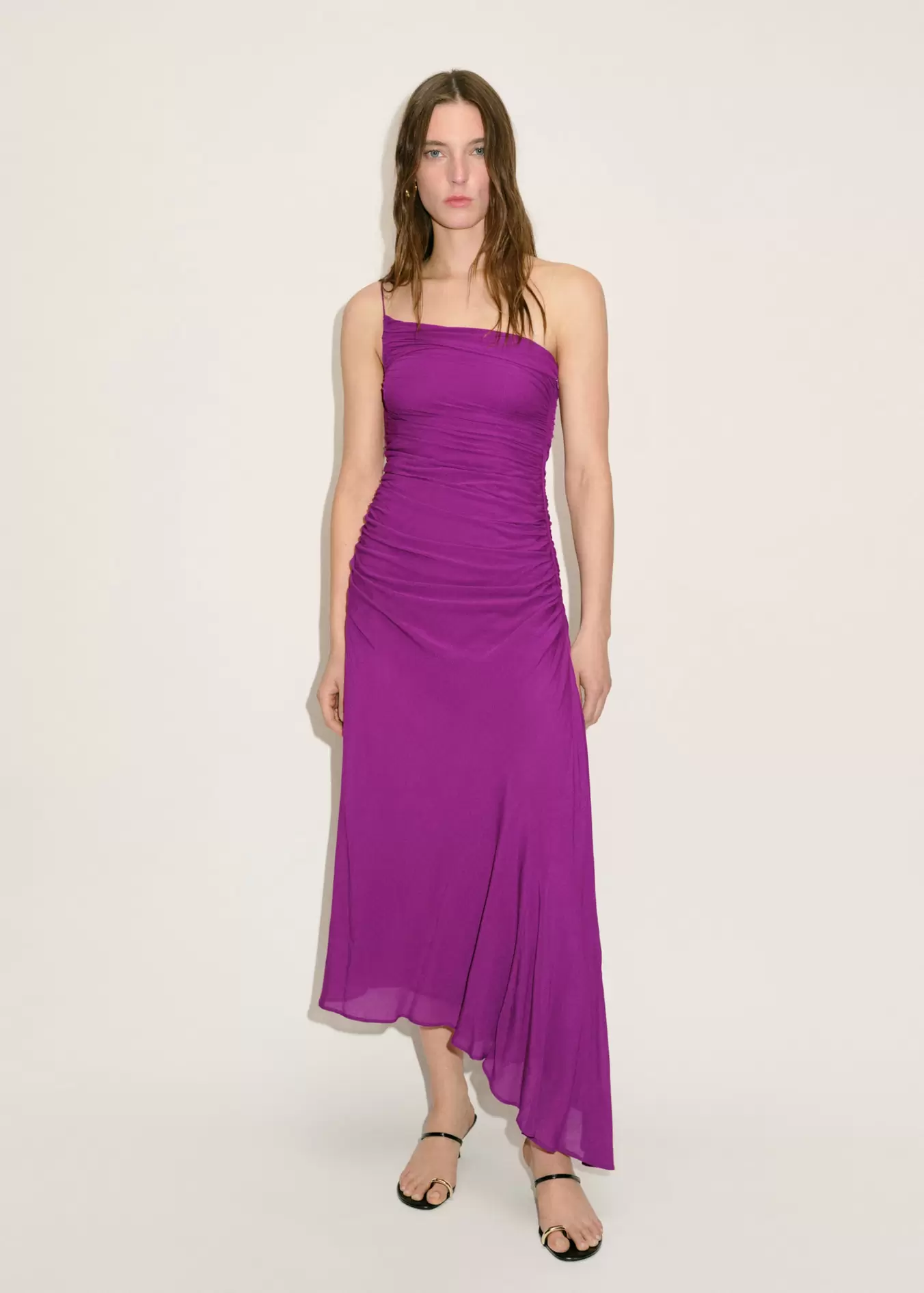 Oferta de Vestido asimétrico laterales fruncidos por 69,99€ en MANGO