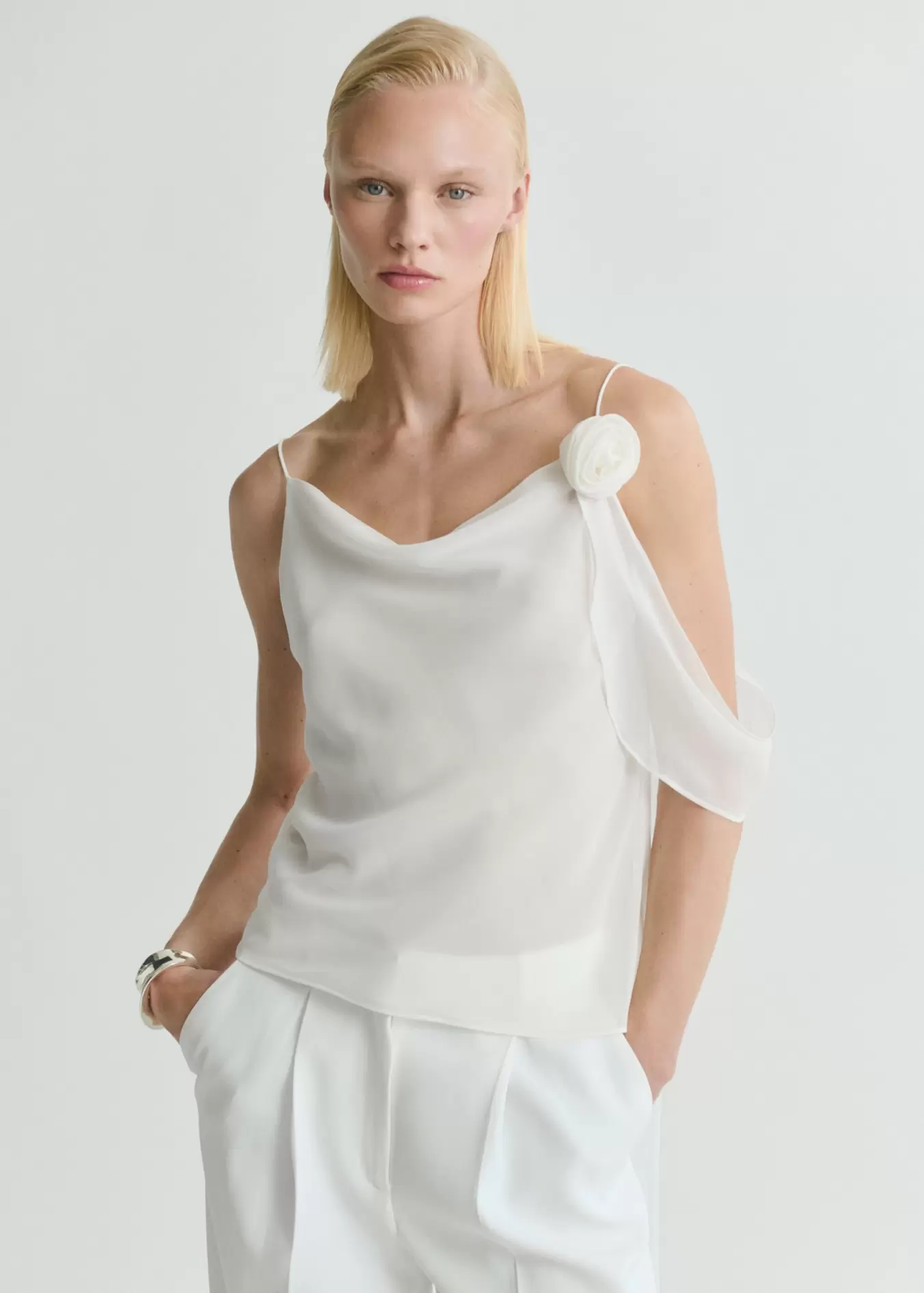 Oferta de Top drapeado detalle flor por 35,99€ en MANGO