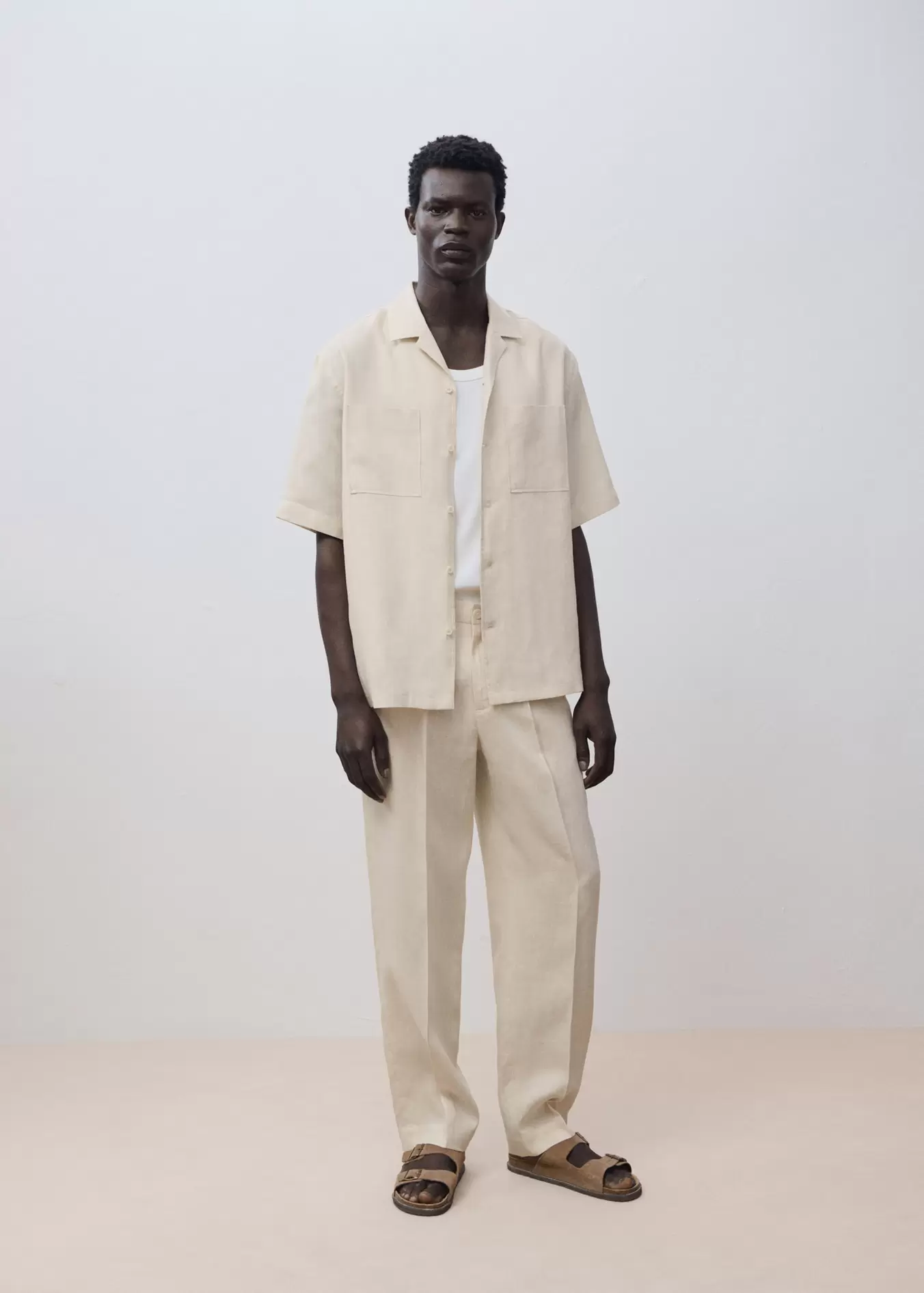 Oferta de Pantalón 100% lino pinzas por 49,99€ en MANGO