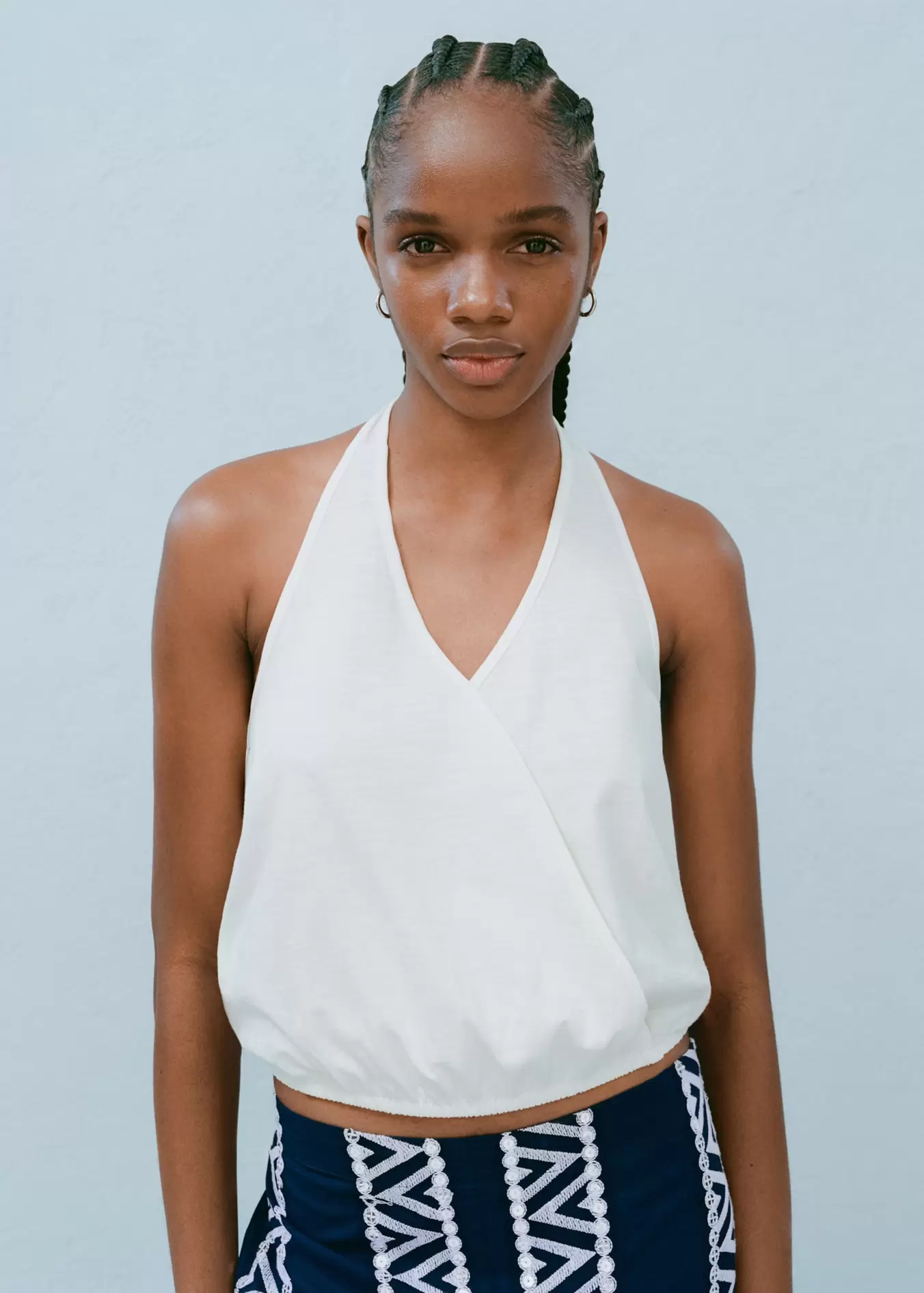 Oferta de Top cruzado cuello halter por 9,99€ en MANGO