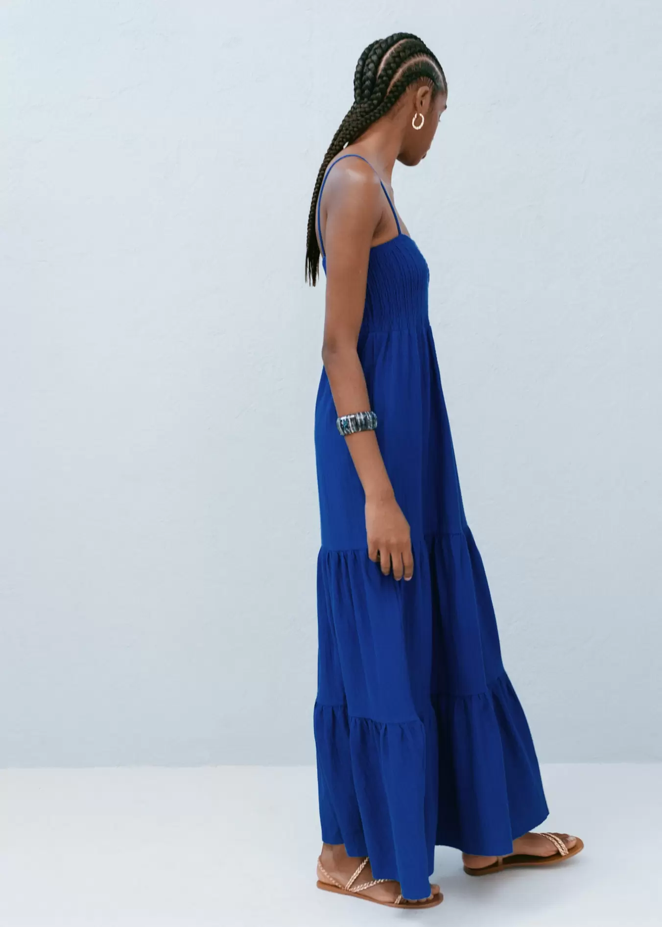 Oferta de Vestido fruncido capas por 26,99€ en MANGO