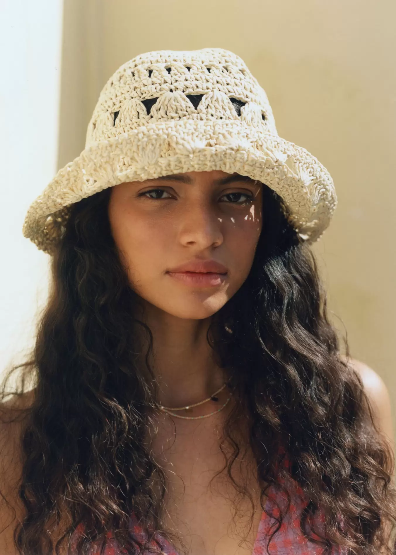 Oferta de Sombrero bucket paja por 17,99€ en MANGO