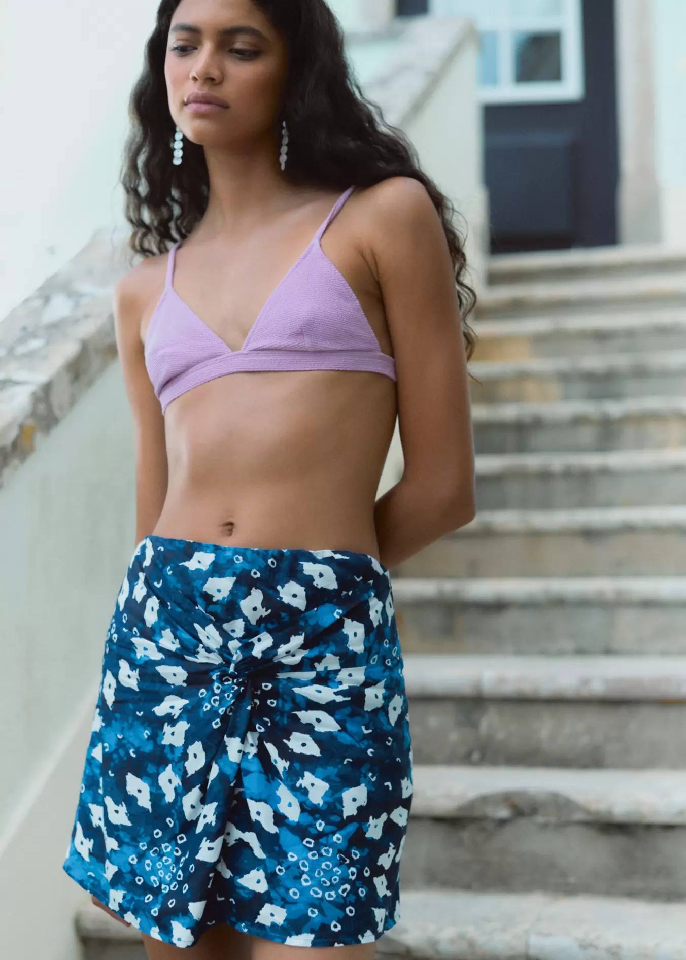 Oferta de Falda pareo estampado por 25,99€ en MANGO