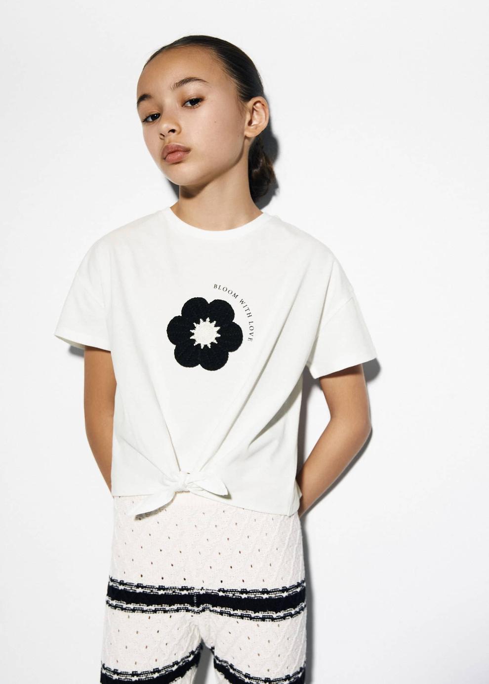 Oferta de Camiseta aplique flor por 12,99€ en MANGO Kids