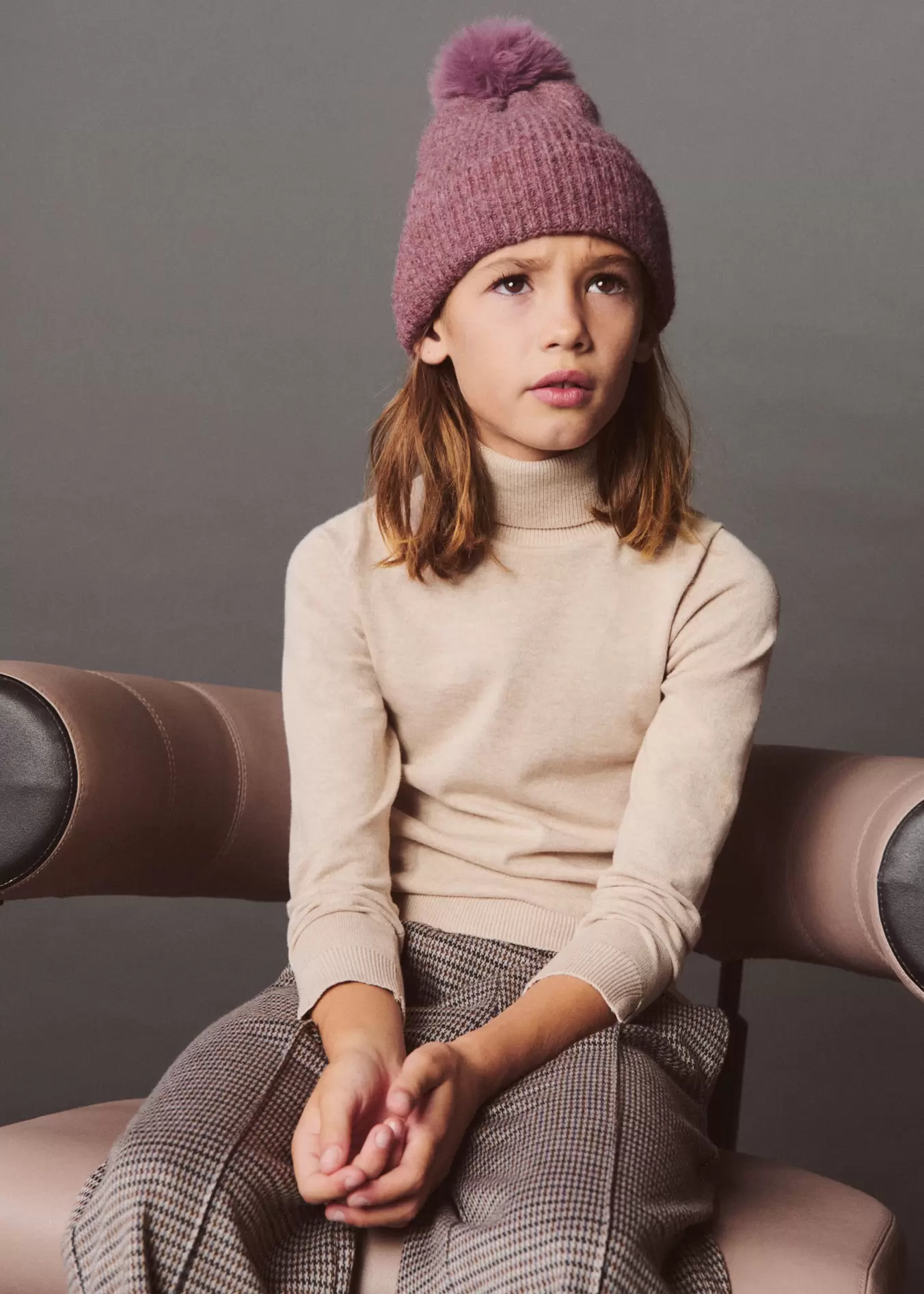 Oferta de Gorro punto bicolor pompón por 12,99€ en MANGO Kids