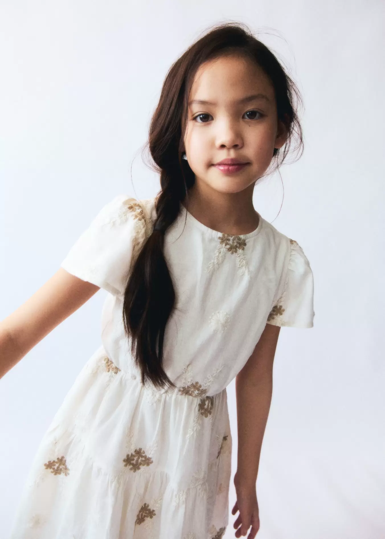 Oferta de Vestido corto detalle bordado por 35,99€ en MANGO Kids