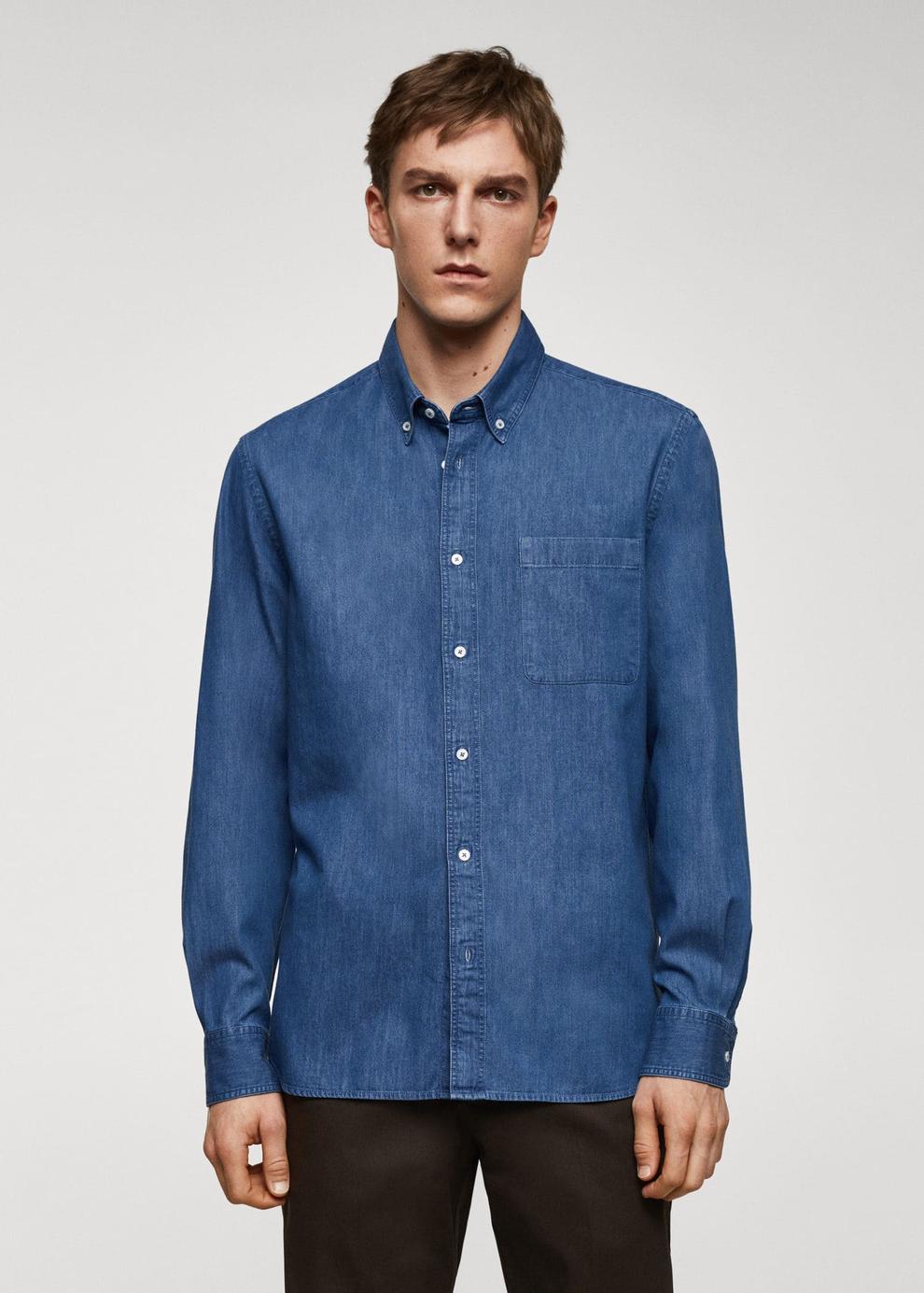 Oferta de Camisa classic fit chambray algodón por 29,99€ en MANGO Man