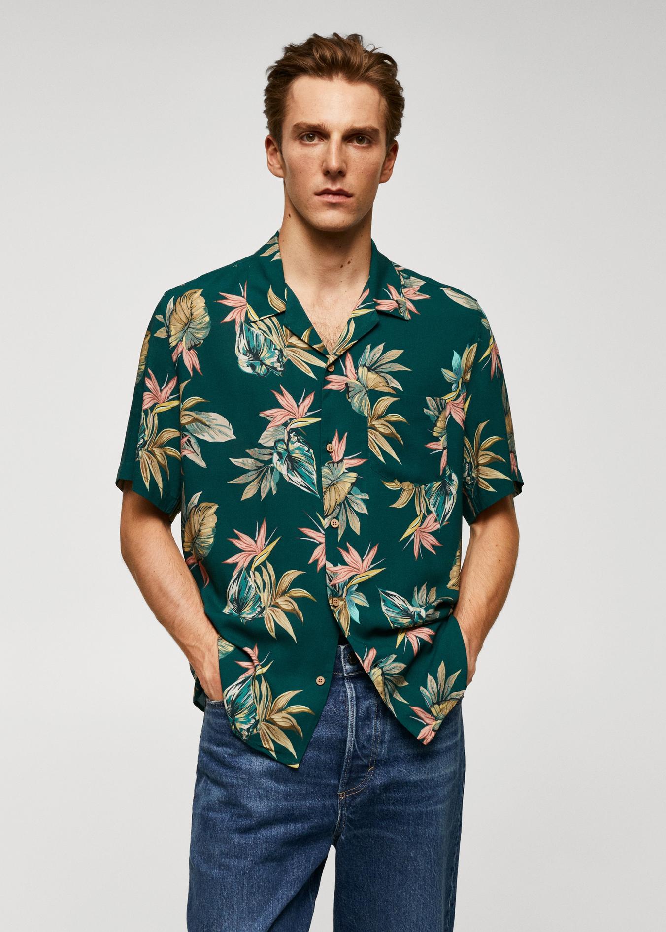 Oferta de Camisa regular fit estampado hawaiano por 17,99€ en MANGO Man