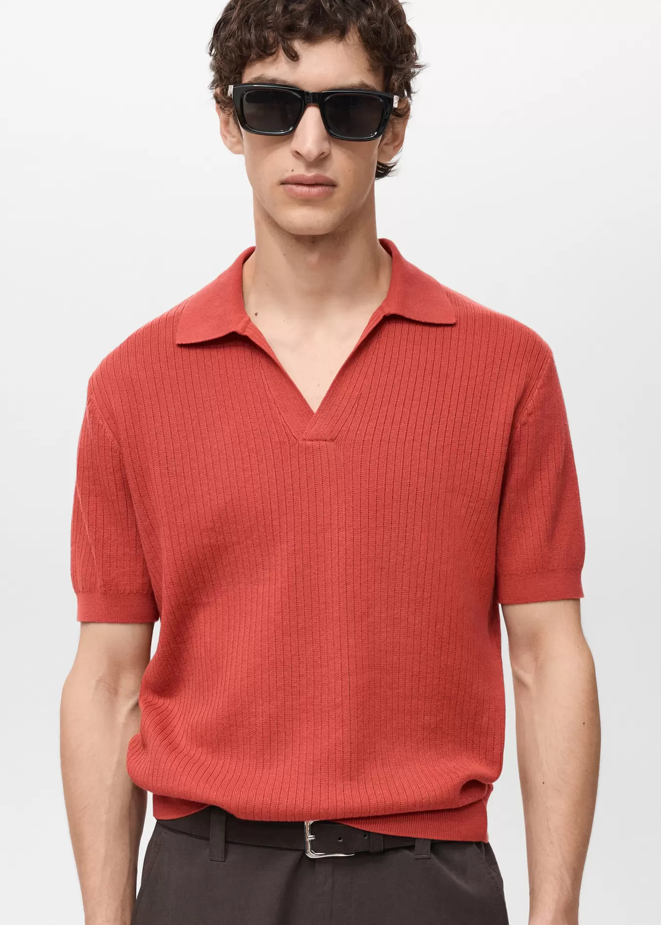 Oferta de Polo 100% algodón estructura canalé por 35,99€ en MANGO Man