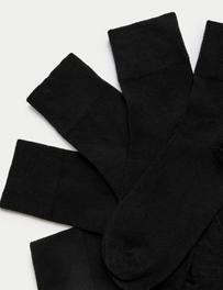 Oferta de Pack de 5 pares de calcetines tobilleros de algodón con parte de arriba suave por 12€ en Marks & Spencer