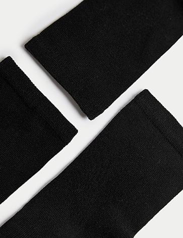 Oferta de Pack de 3 pares de calcetines tobilleros térmicos Heatgen™ sin costuras por los dedos por 18€ en Marks & Spencer