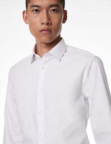 Oferta de Camisa de corte ajustado de planchado fácil con algodón por 26€ en Marks & Spencer