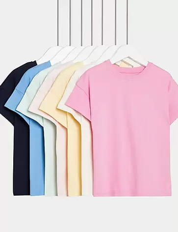 Oferta de Pack de 7 camisetas 100% algodón (2-8 años) por 40€ en Marks & Spencer