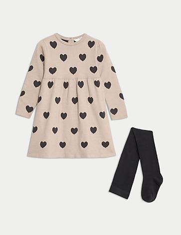 Oferta de Vestido de punto con diseño de corazones y medias (2-8 años) por 34€ en Marks & Spencer