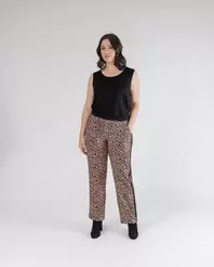 Oferta de PANTALON LEOPARDO CINTURA CONTRASTE NEGRO por 49,99€ en October