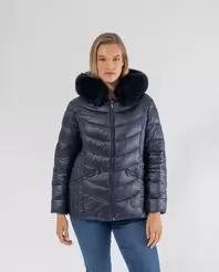 Oferta de PARKA ENTALLADA CON CAPUCHA Y PELO AZUL por 99,99€ en October