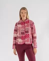 Oferta de CHAQUETA ACOLCHADA CON ESTAMPADO PATCHWORK GRANATE por 55,99€ en October