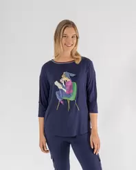 Oferta de CAMISETA ESTAMPACION DE CHICA CON PAÑUELO AZUL OSCURO por 32,99€ en October