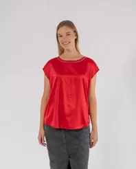 Oferta de TOP SATINADO CON DETALLE EN CUELLO ROJO por 29,99€ en October