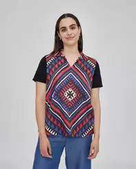 Oferta de CAMISETA CUELLO SOLAPA ESCOTE PICOAZUL por 39,99€ en October