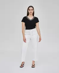 Oferta de PANTALÓN CAPRI CON BOLSILLOS PLASTRON BLANCO por 39,99€ en October