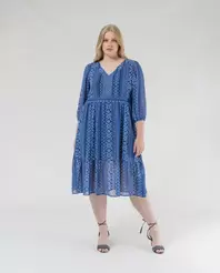 Oferta de VESTIDO MIDI ESTAMPADO CON ESCOTE DE PICO Y VOLANTE EN BAJO AZUL OSCURO por 79,99€ en October