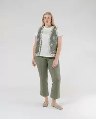 Oferta de PANTALON BOLSILLOS PLASTRON EN DELANTERO CAQUI por 49,99€ en October