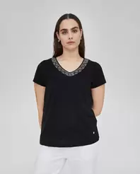 Oferta de CAMISETA DE MANGA CORTA CON ESCOTE PICO YBORDADO NEGRO por 29,99€ en October