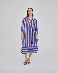 Oferta de VESTIDO RAYAS LARGO MIDI AZUL por 59,99€ en October