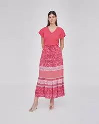 Oferta de FALDA LARGA CON CINTURA ELASTICA Y ESTAMPADO POSICIONAL ROSA por 49,99€ en October