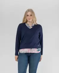 Oferta de JERSEY ESCOTE PICO CON CUELLO MAO INTERIOR AZUL por 39,99€ en October