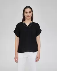 Oferta de BLUSA ESCOTE PICO CON JARETAS EN CANESU NEGRO por 35,99€ en October