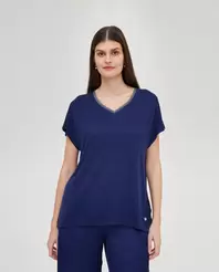 Oferta de CAMISETA CON ESCOTE DE PICO Y MANGA CORTA CAIDA AZUL MARINO por 19,99€ en October