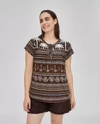 Oferta de CAMISETA ESTAMPADA CUELLO REDONDO CON ABERTURA Y MANGA CORTA MARRÓN por 29,99€ en October