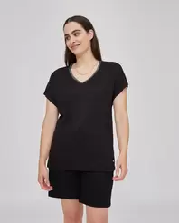 Oferta de CAMISETA CON ESCOTE DE PICO Y MANGA CORTA CAIDA NEGRO por 19,99€ en October