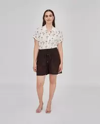 Oferta de PANTALÓN CORTO CON BORDADOS CHOCOLATE por 39,99€ en October