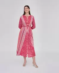 Oferta de VESTIDO LARGO ESTAMPADO POSICIONAL MANGA TRES CUARTOS ROSA por 79,99€ en October