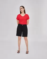 Oferta de BERMUDA CON BOLSILLOS FRONTALES DE PLASTRON NEGRO por 35,99€ en October